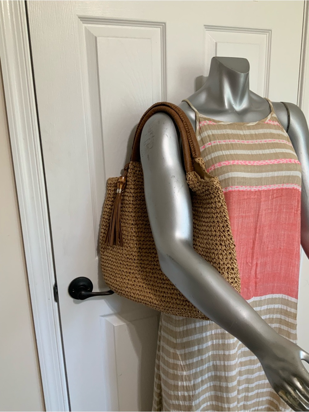 NWT Tommy Bahama Tan Raffia Straw Hobo Tote Bag W/ Leather Handles Tassel Charm - Picture 2 of 7